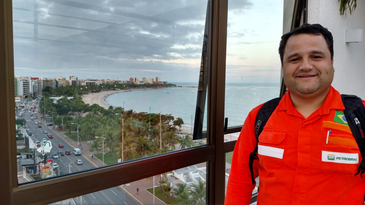 Marcelo com uniforme da Petrobras durante uma viagem de trabalho